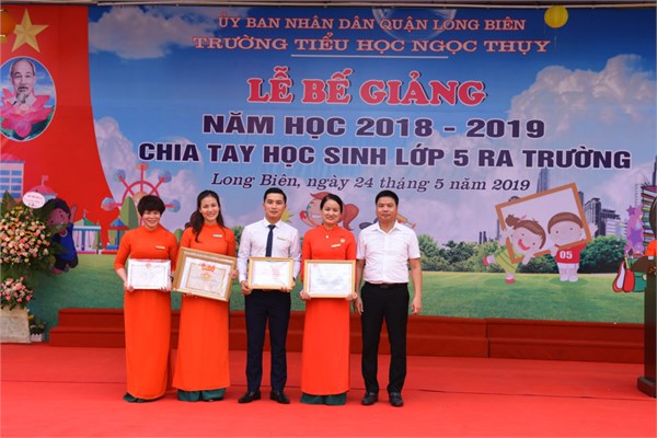 Đ/c Nguyễn Quốc Văn - Chủ tịch UBND phường , trao thưởng cho các GV xuất sắc 